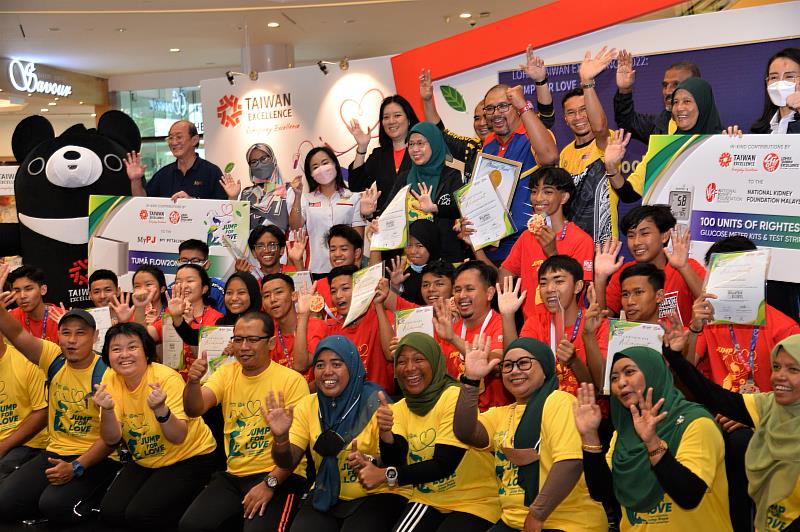 圖3：活動亮點之一為成功刷新馬來西亞紀錄大全，創下1分鐘內團體接力跳繩135下的最高記錄。