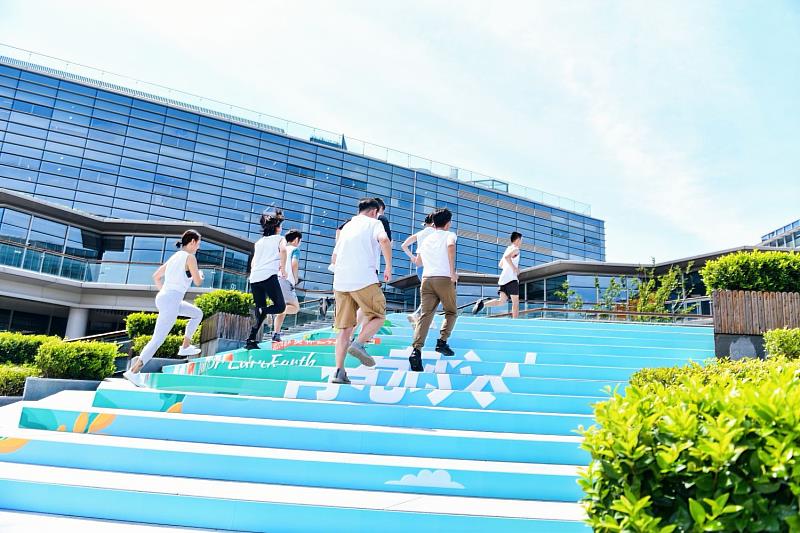 阿里巴巴員工在杭州西溪園區參與垂直馬拉松團隊挑戰