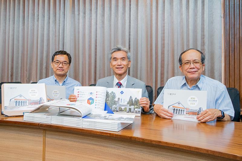 興大薛富盛校長（中）、黃振文副校長（右）、林金賢主秘（左）展示興大2021年永續報告書