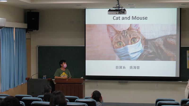 自資系吳海音老師分享美國詩人狄金森2首關於辯證貓和老鼠關係的詩作。