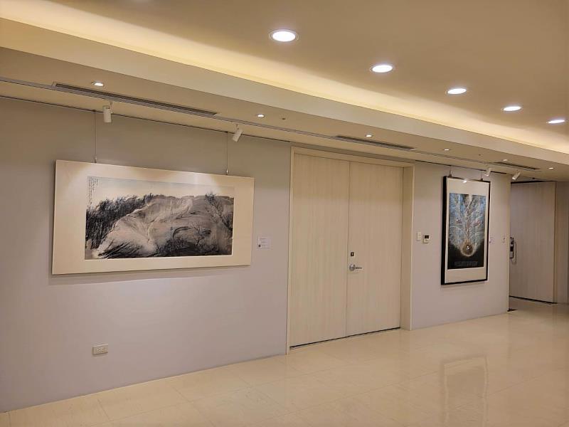 (左)藝術家黃才松作品《沙流意自隨》與藝術家李振明作品《當存在已不再》(右)