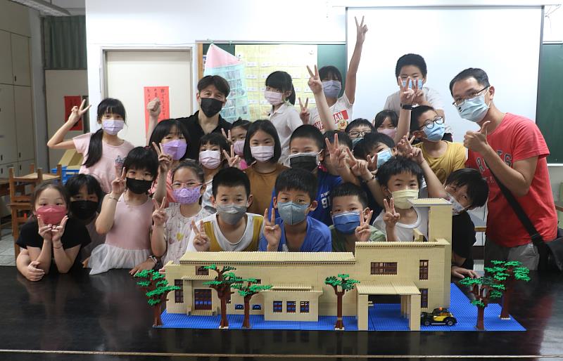 後埔國小師生與樂高老師合力創作市定古蹟板橋放送所的大型樂高模型