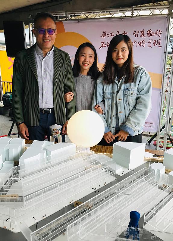 戴福君老師和學生劉俞伶、尤莉慈在2019年得知作品將被具體實現，開心合影留念。