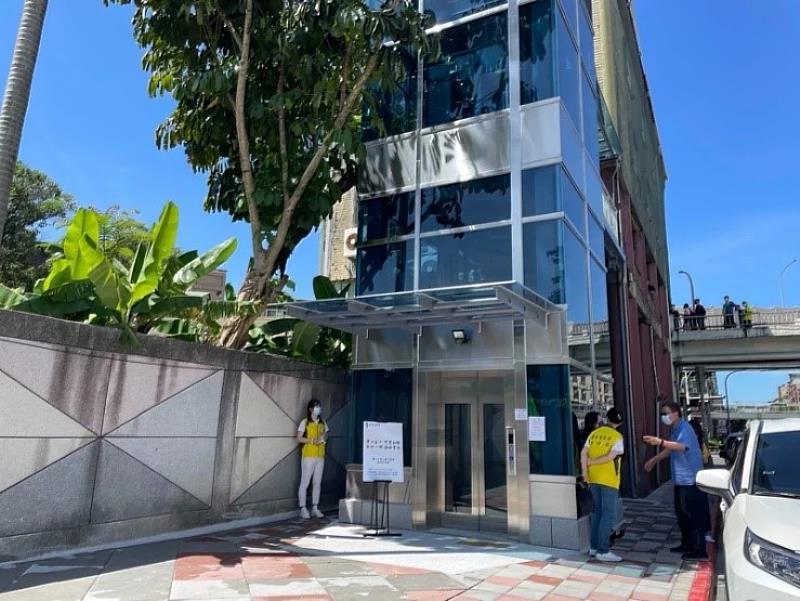 台北市華江整宅新設電梯在6月15日正式啟用，設計構想來源是中華大學建築系5年前的競圖比賽得獎作品。（台北市政府提供）