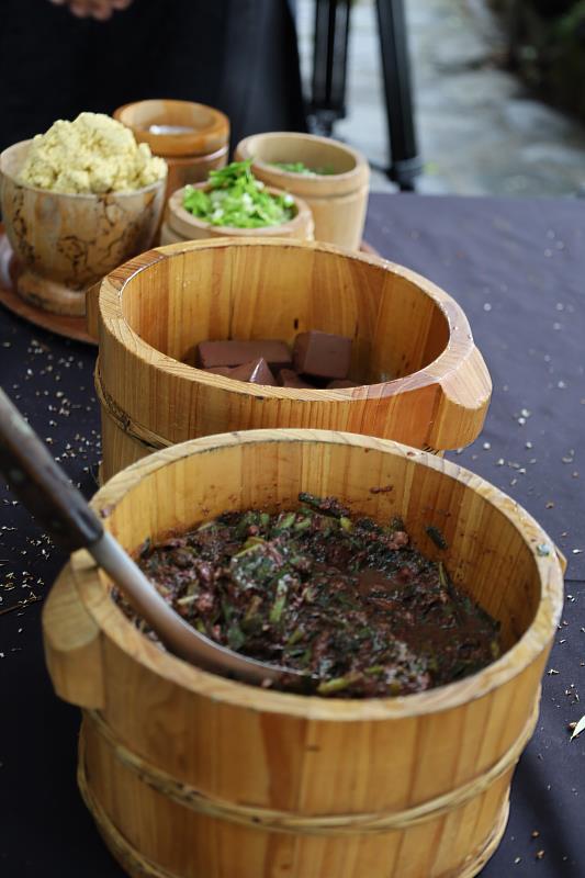 《ila跟土地學做飯》製作魯凱族傳統美食「血腸」