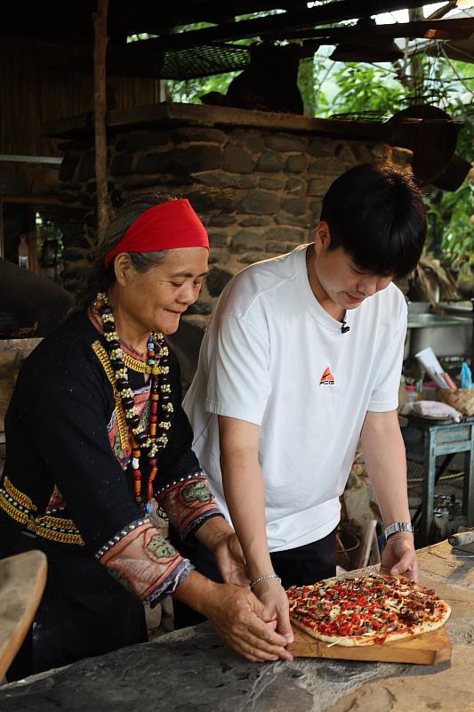 《ila跟土地學做飯》李易學習窯烤「荖葉」創意料理