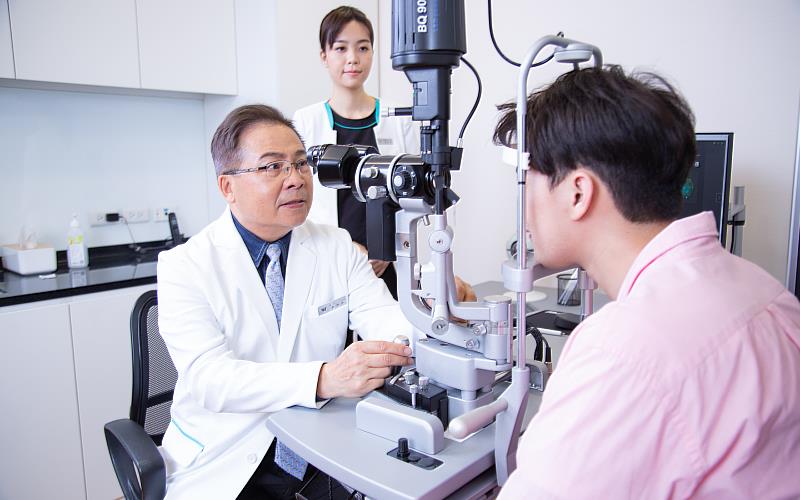 濰視眼科透過16台儀器，56項數據術前嚴謹把關，從眼球表面到眼底的全眼健康數值判讀