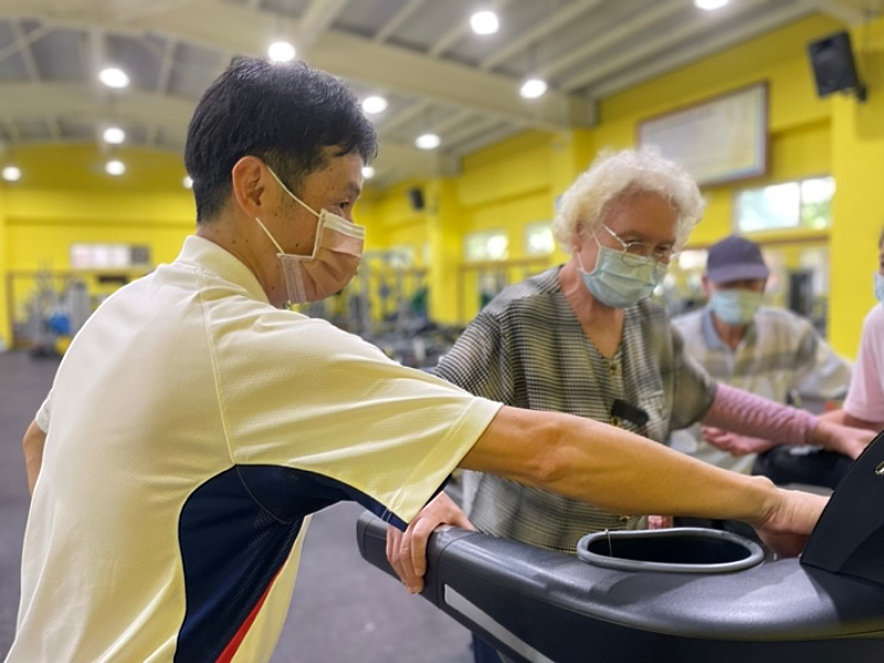 體育中心林國華老師為長者介紹健身器材使用方式，並且在旁協助。