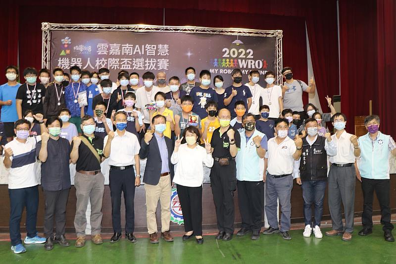 2022 WRO雲嘉南AI智慧機器人校際盃選拔賽，所有參賽選手與來賓大合照。(照片為嘉義市政府提供)
