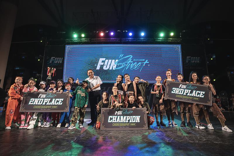 2020「新北Fun街頭」街舞大賽新北市長侯友宜與得獎者合影