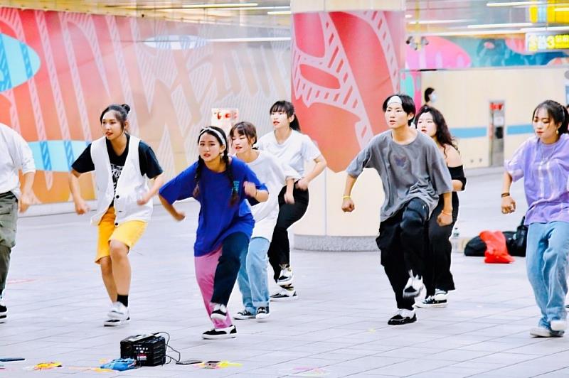 市府將結合新北FUN舞空間，進行10場免費街舞教學活動，並推出線上教學課程，邀請大家一起練街舞、動健康