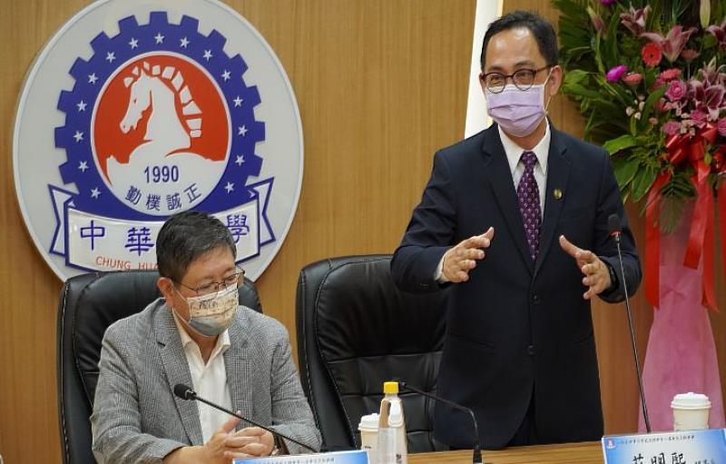 中華大學校友總會新任理事長莊明熙（右）表示，首要任務是要把校友找回來。