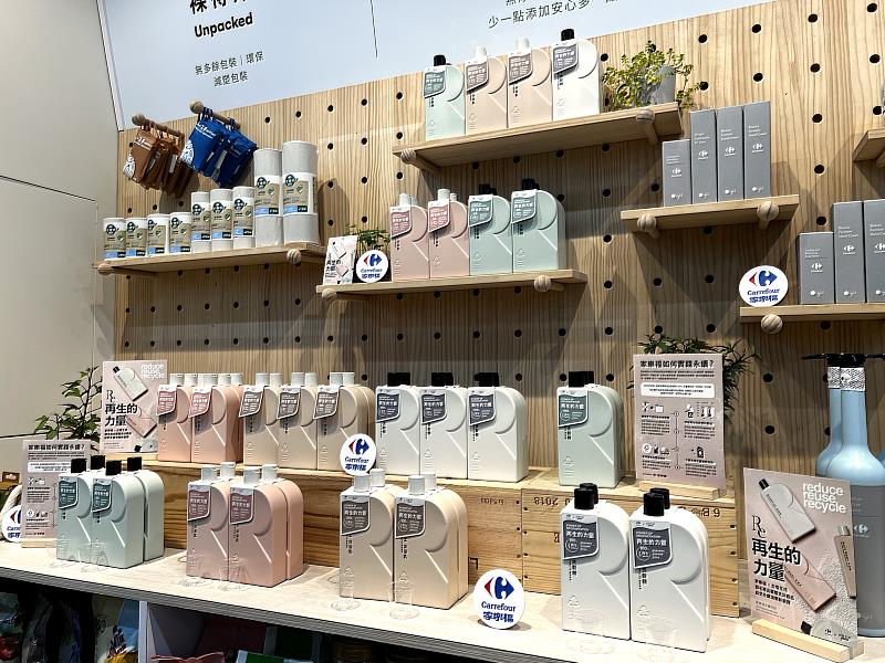 臺鹽與家樂福雙品牌聯手，全新推出「Re再生的力量」環保洗沐商品，展現永續再生的理念。