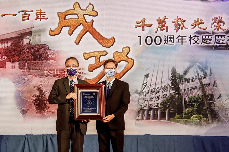 由中央大學周景揚校長頒贈小行星銘版給成功高中校長孫明峯（右）