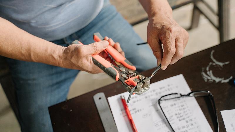 花燈工藝推廣課程包含指導燈光配置與電路聯結等步驟，也是決定燈成敗的關鍵