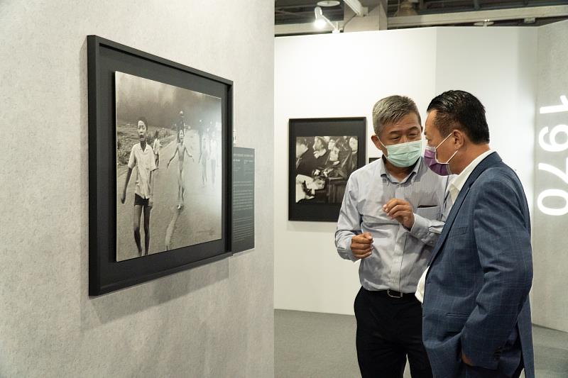 嘉義縣長今(1)北上華山文創園區觀看普立茲新聞攝影獎80週年展