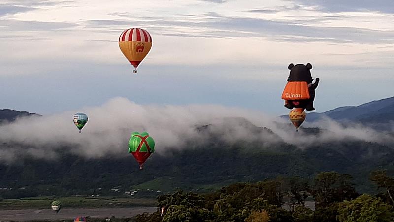 2022臺灣國際熱氣球嘉年華盛大開幕 20顆熱氣球翱翔臺東天際 為全臺及世界帶來正能量