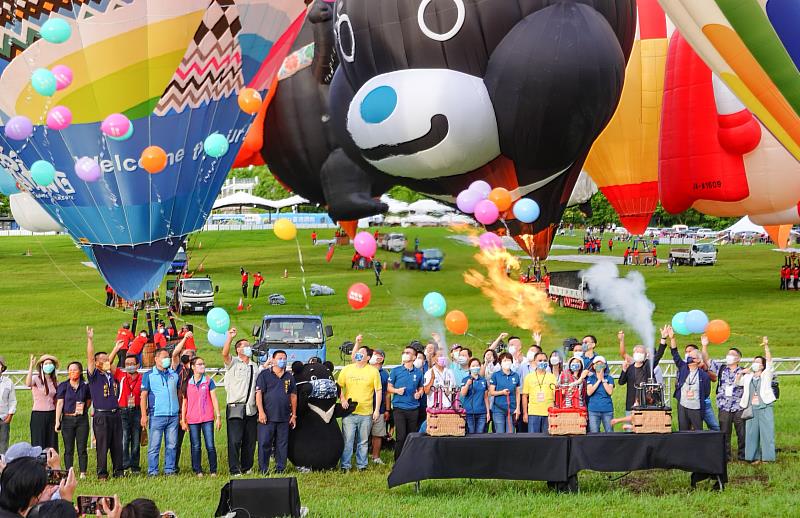 2022臺灣國際熱氣球嘉年華盛大開幕 20顆熱氣球翱翔臺東天際 為全臺及世界帶來正能量
