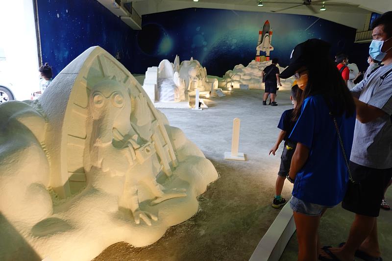 今年七股鹽山鹽雕作品，注入雲嘉南特色景點與在地生態，活潑有趣。