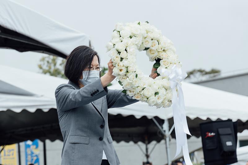 蔡總統獻花向英靈致敬