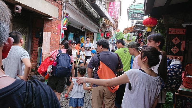 王聖凱帶領遊客進行平溪老街文化巡禮