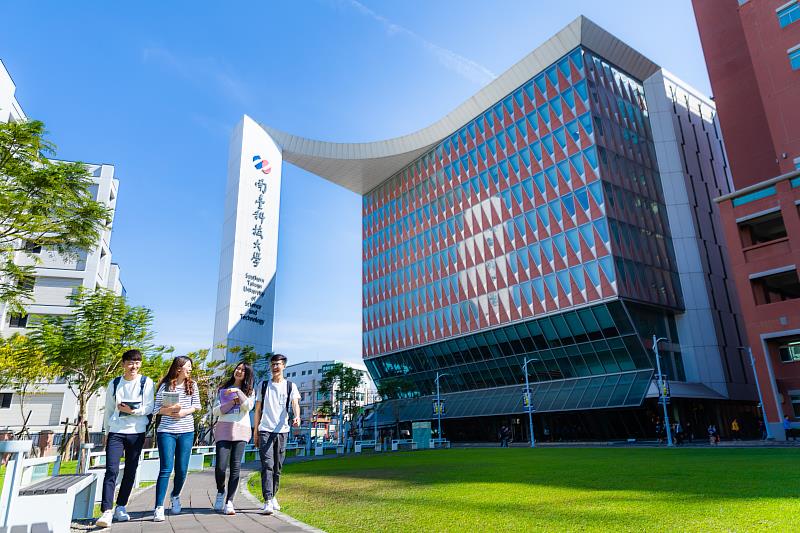 南臺科大勇奪遠見雜誌「台灣最佳大學排行」人文社科類科技大學第一名。
