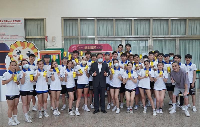 中華大學校長劉維琪2度送上飲料慰勉啦啦隊的辛勞，肯定學生的好表現。