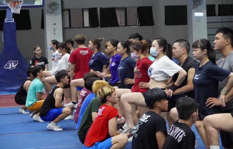 中華大學競技啦啦隊靠著辛勤苦練，在2018年挑戰甲組比賽，獲得佳績。