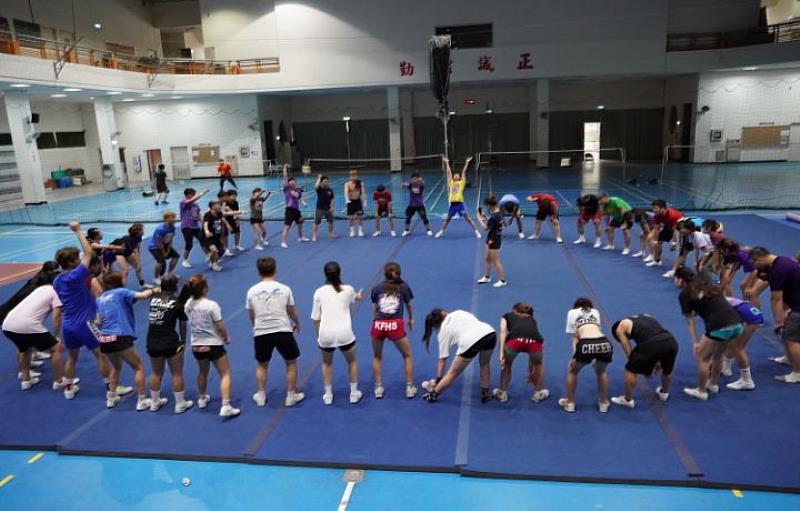 剛結束為期14天暑訓的啦啦隊成員，每次訓練完後都會圍圈圈呼口號。