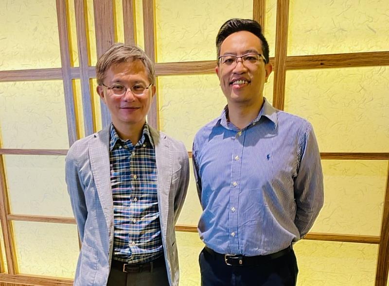 蘇安南醫院蘇冠賓教授（左）與光田醫院楊鈞百主任共同發表《大腦，行為和免疫》期刊論文.