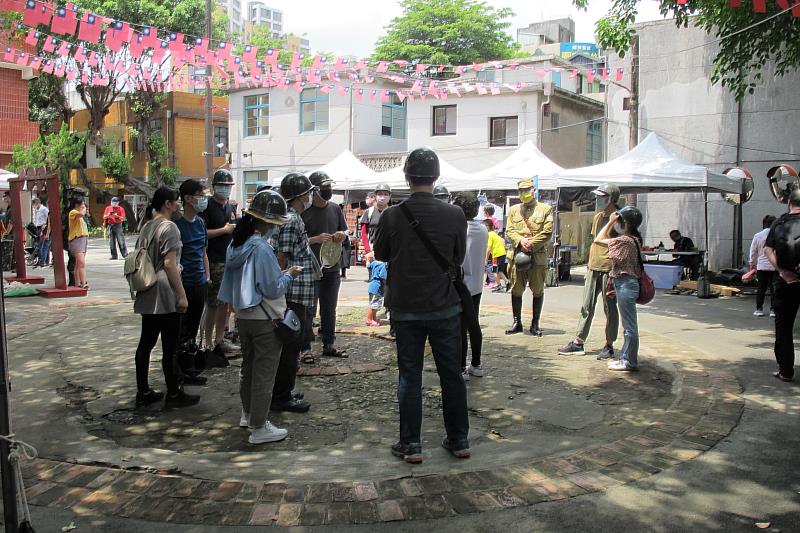 民眾參觀地下甬道前，遊客中心導覽人員會先講解歷史小故事