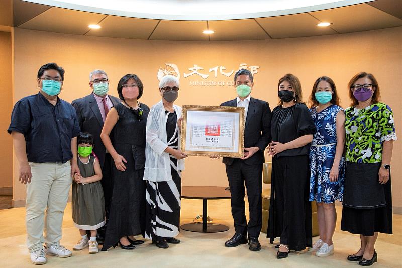 為表彰良山兄（陳合山）畢生推動台語歌曲及臺灣廣播文化傳承的貢獻，文化部長李永得（右4）代表頒贈總統褒揚令。良山兄家屬們到場觀禮，子女們亦向部長分享記憶中的父親。