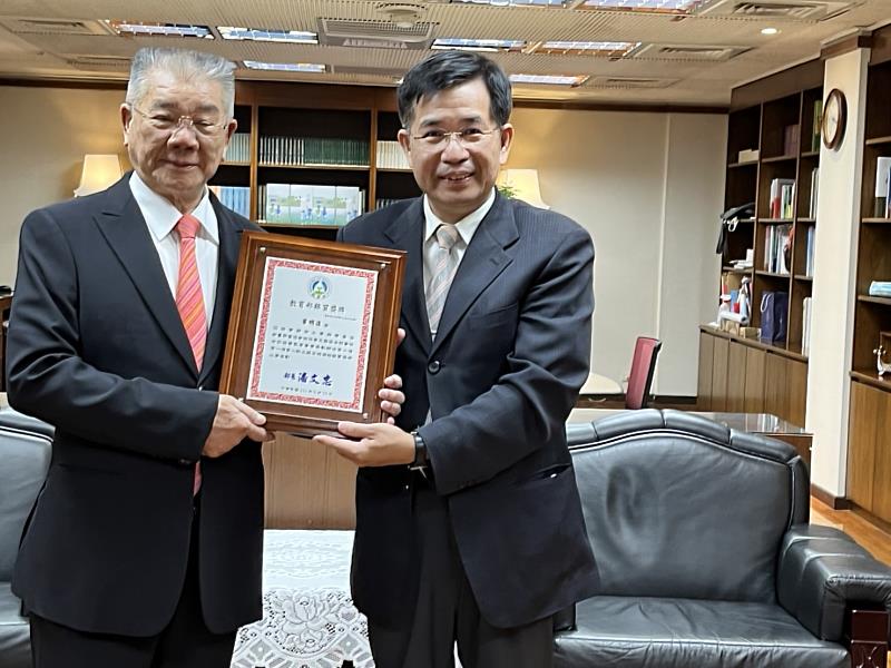 開南大學董事葉明進受獎。