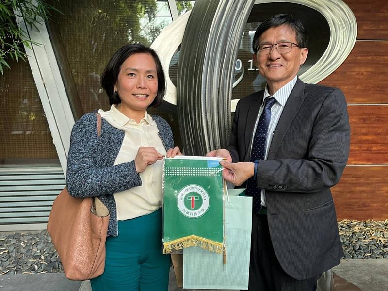 圖說五：駐溫哥華台北經濟文化辦事處處長劉立欣大使(左)、王昭雄副校長(右)
