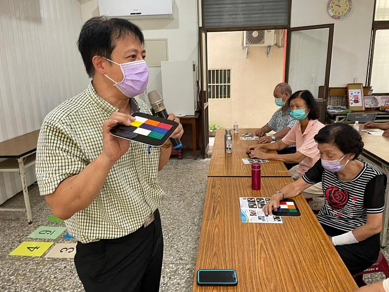 甘士照老師(左)帶領長者體驗「魔塑九宮格」桌遊