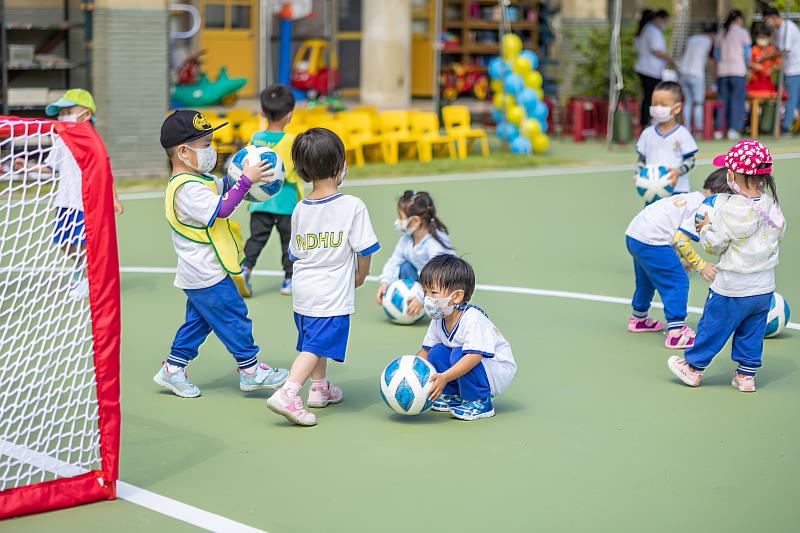 東華實幼小朋友開心的於足球場遊戲。