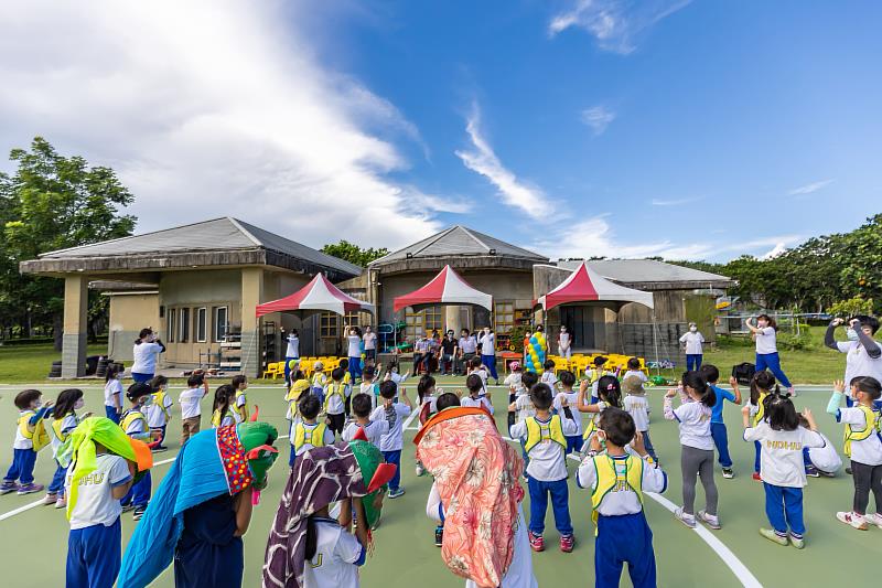 趙涵捷校長、徐輝明副校長、張德勝主任秘書、花師教育學院潘文福院長等師長到場祝賀並觀看幼兒表演