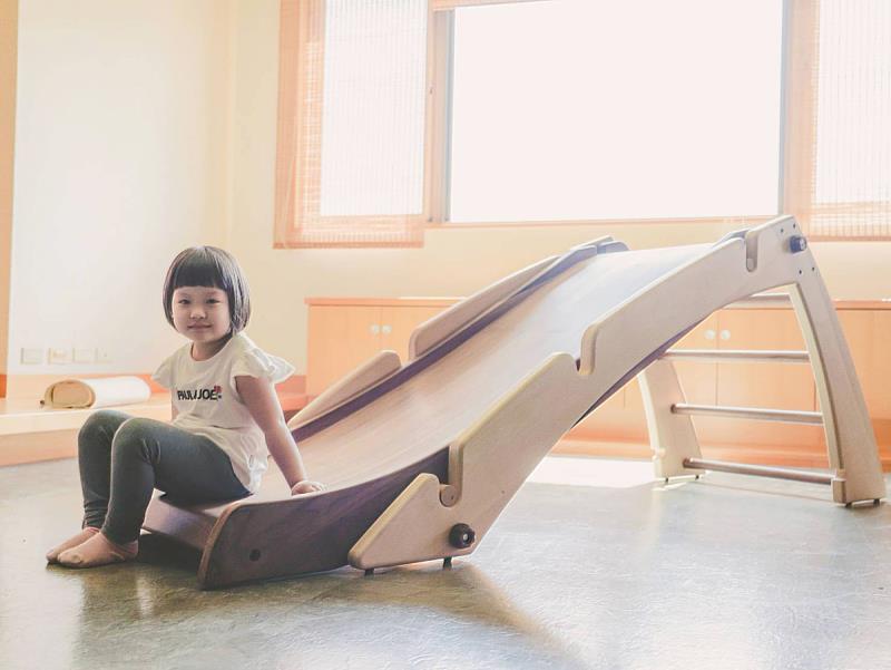 將戶外遊樂設施與室內傢俱結合，在後疫情時代，孩童不必外出就可在家玩溜滑梯(照片來源：義守大學提供)。