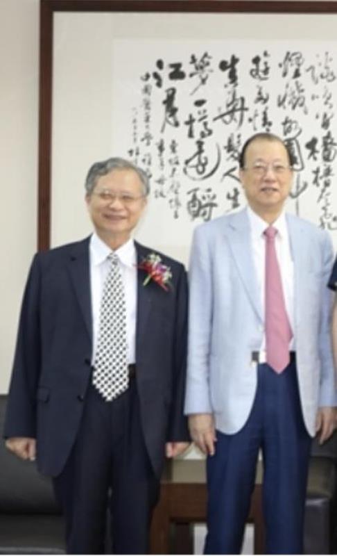 蔡長海董事長和林昭庚講座教授都是中國醫藥大學傑出校友.