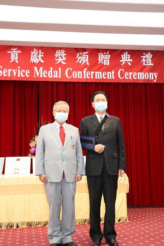 林昭庚教授榮獲「外交之友貢獻獎」接受吳釗燮部長表揚。