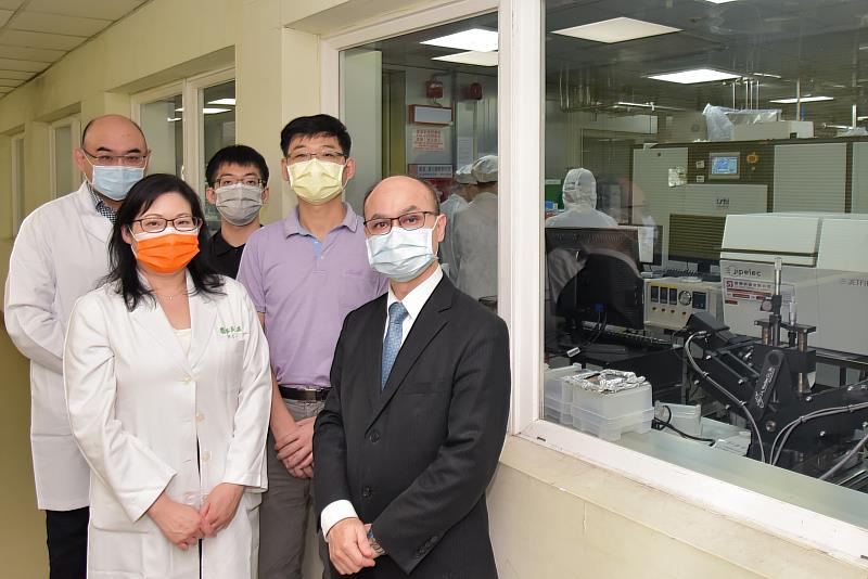 賴朝松院長、王哲麒教授、電子系博士生符翊(右一至右三)與張國軒醫師(左一)、吳秀娟主任(左二)合作的研究發現，為神經義肢與神經重建技術開拓新的方向。