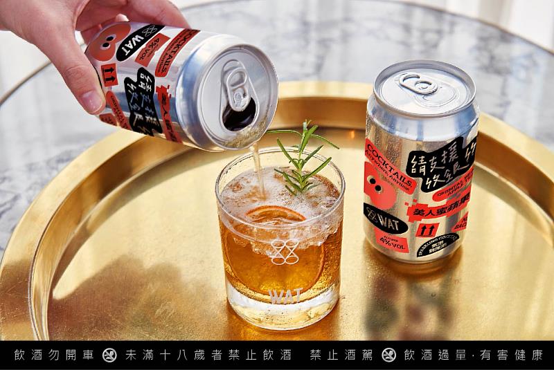 搭配「紅舞鞋」療癒系專場，WAT提供美人蜜蘋果氣泡雞尾酒，讓入場觀眾體驗微醺療癒的氛圍。圖／WAT提供