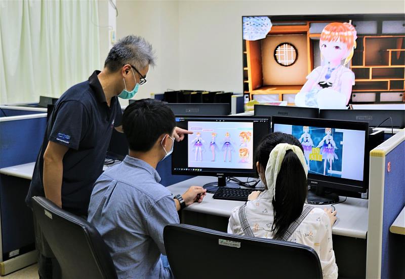 多年指導資管系學子成為3D數位遊戲藝術競賽國手的吳信成老師(左一)，同時榮獲金獎最佳指導老師肯定。