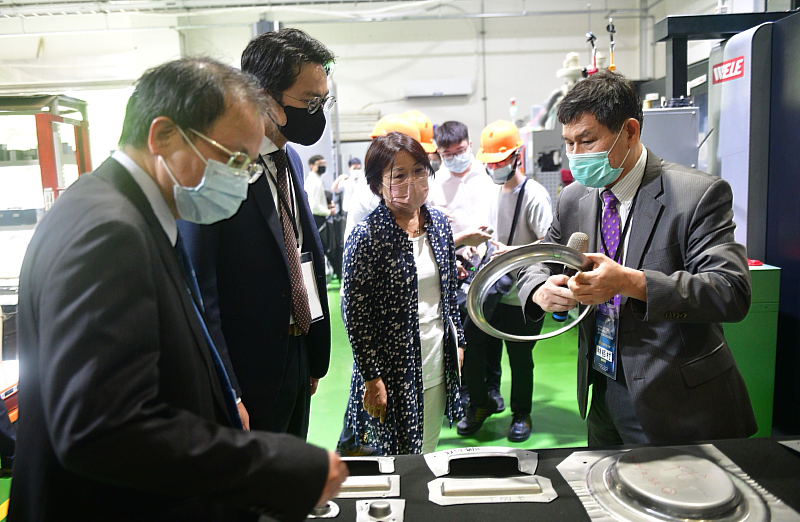 高科大金屬產品開發技術研發中心主任林栢村講座教授表示，APM航空零件製造產學聯盟將串聯「航太研發維修菁英暨發動機產修聯盟」，合作提升航太產業技術服務。圖為林栢村(右1)正為立法委員劉世芳(前排左3)、經發局局長廖泰翔(前排左2)和經濟部工業局金屬機電組副組長盧文燦(左1)解說高教機飛機零件。