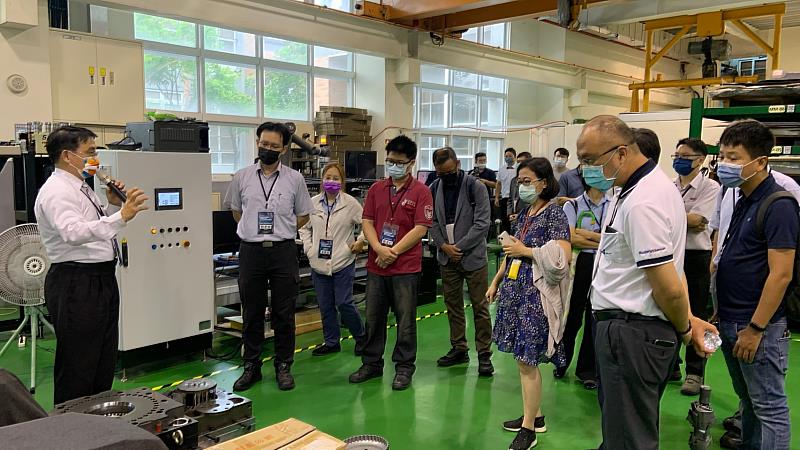 高市經發局開辦的航太板金成形與多軸加工應用實務研習班，由高科大技研中心執行長郭峻志博士授課，郭峻志曾獲2020年烏克蘭國際發明獎金牌獎，擁有26年五金配件沖壓模具、多軸加工零件開發實務經驗與多項國內外發明專利。圖為郭峻志(左1)解說簡易橡皮模替代液壓成型囊及民航機零件沖壓成果。