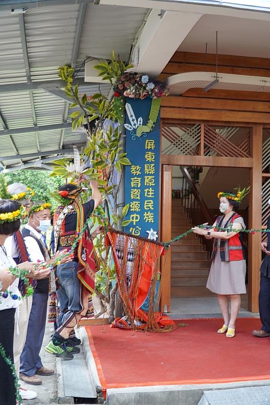 屏東縣原住民族教育資源中心揭牌 全台首座以原民文化地景榮獲建築園冶獎的校園美學公共空間