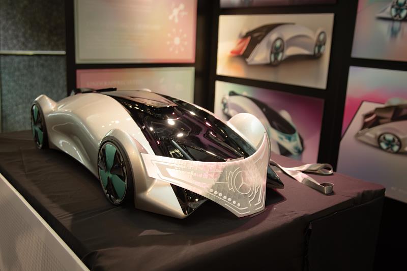 華梵大學汽車設計概念展，參展同學林昱呈以知名汽車品牌為發想的設計作品。