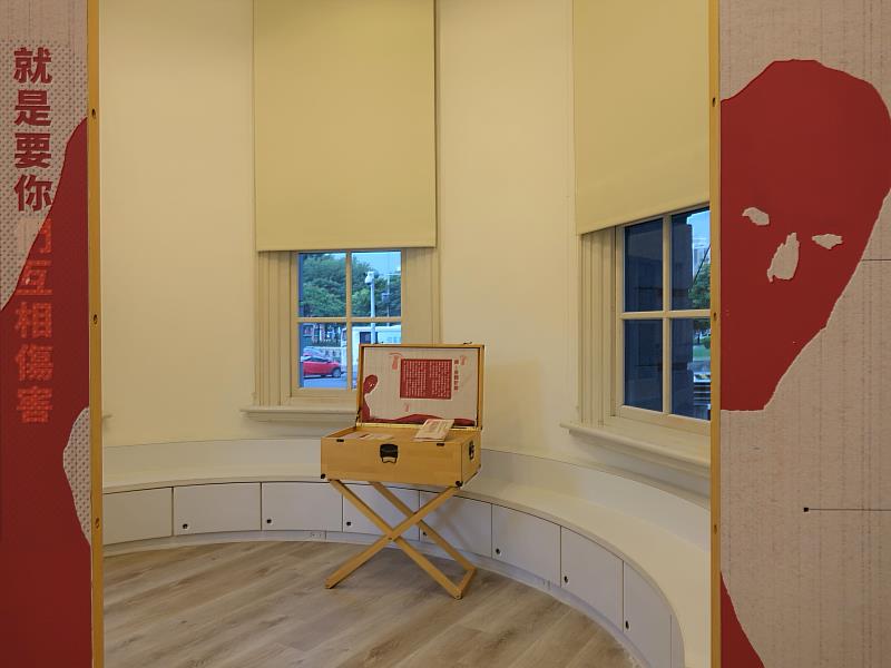 刑求相關文摘隱藏在展板後方，體驗被監禁之感