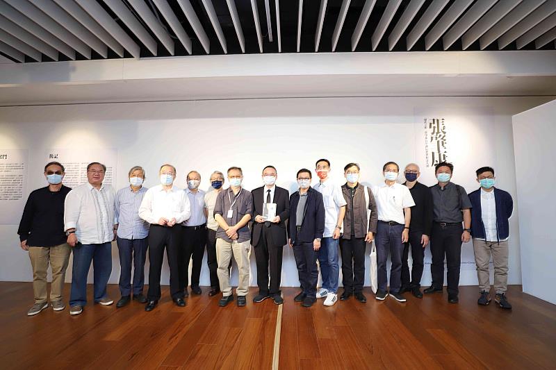 李乾朗教授(左3起)、嘉新企業團總經理祁士鉅、中華民國全國建築師公會理事長建築師劉國隆、建築師黃模春、策展人銘傳大學建築學系教授徐明松、文化部次長蕭宗煌、境向聯合建築