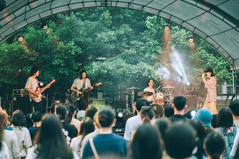精神跑道「音樂綠洲」 在空總的戶外草地舉辦，與民眾一起享受音樂<sup><sup>©</sup></sup>臺灣當代文化實驗場提供